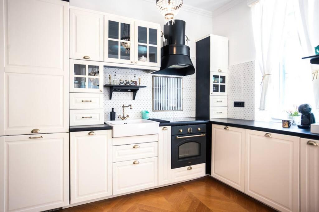 Luxurious Bella Lux In Center With Free Parking Included! Appartement